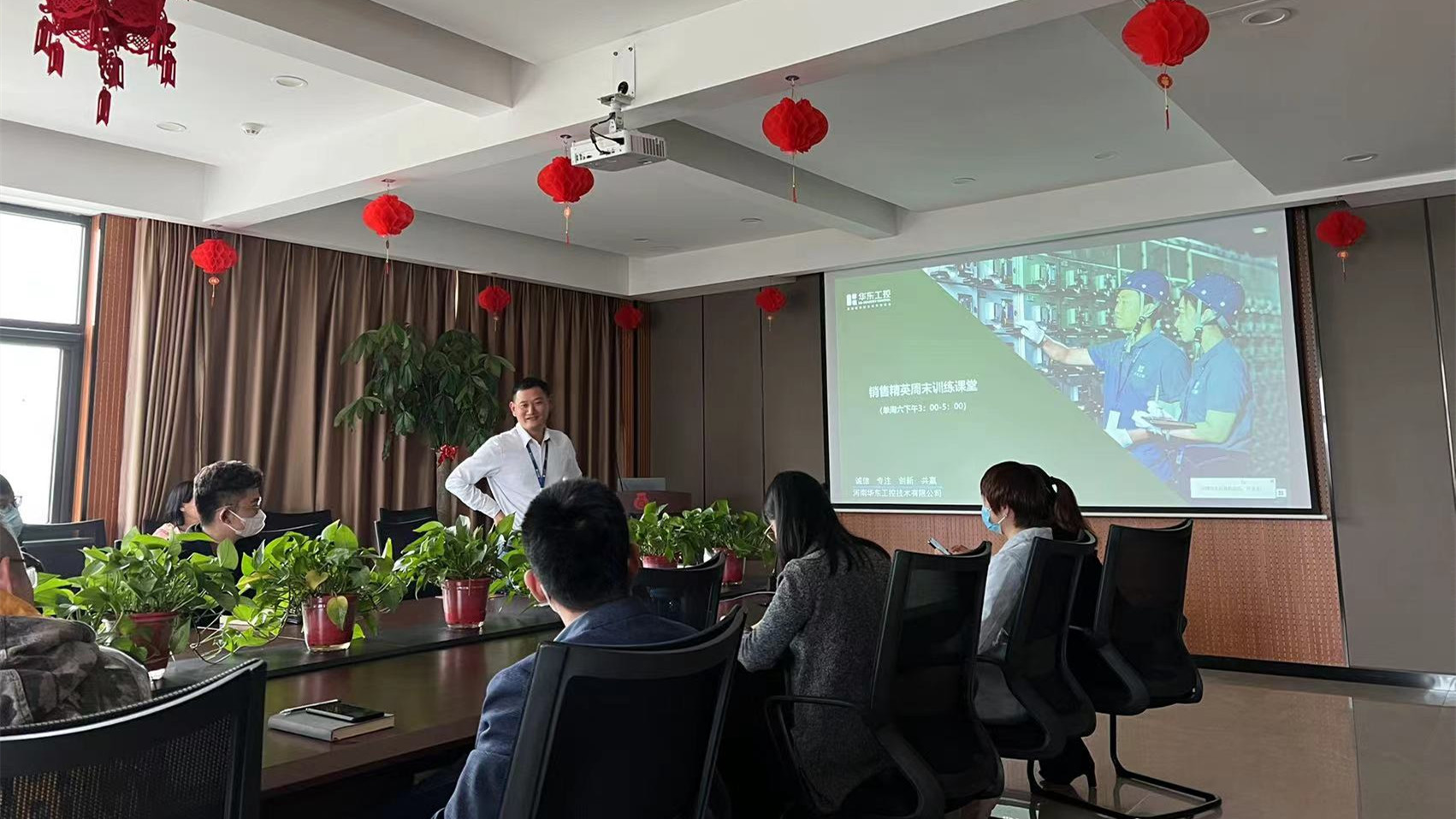 华东工控开展内部<i style='color:red'>产品交流会</i>暨销售学习训练会